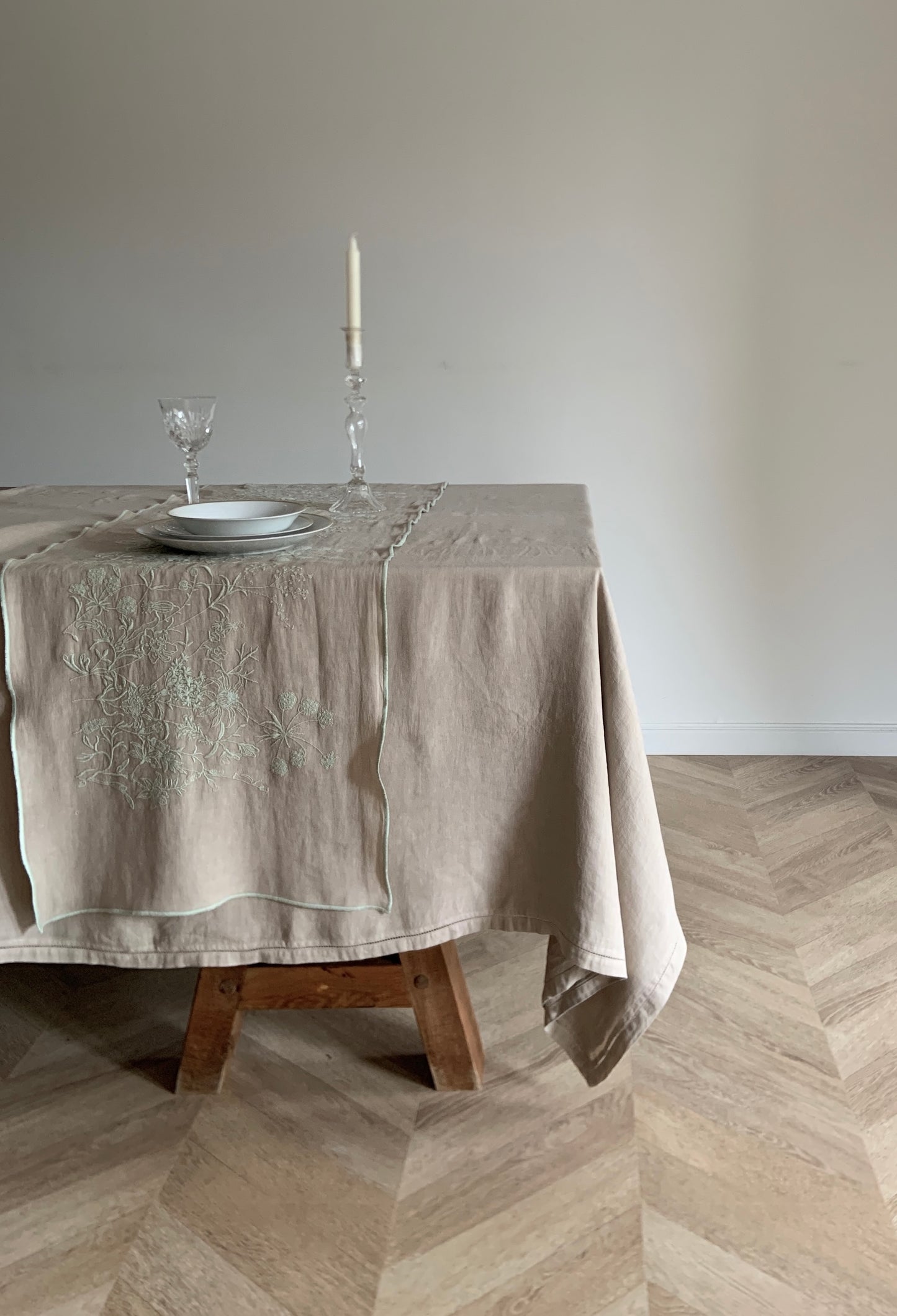 Camino Bordado · Diseño Lavándula · base Beige/Verde