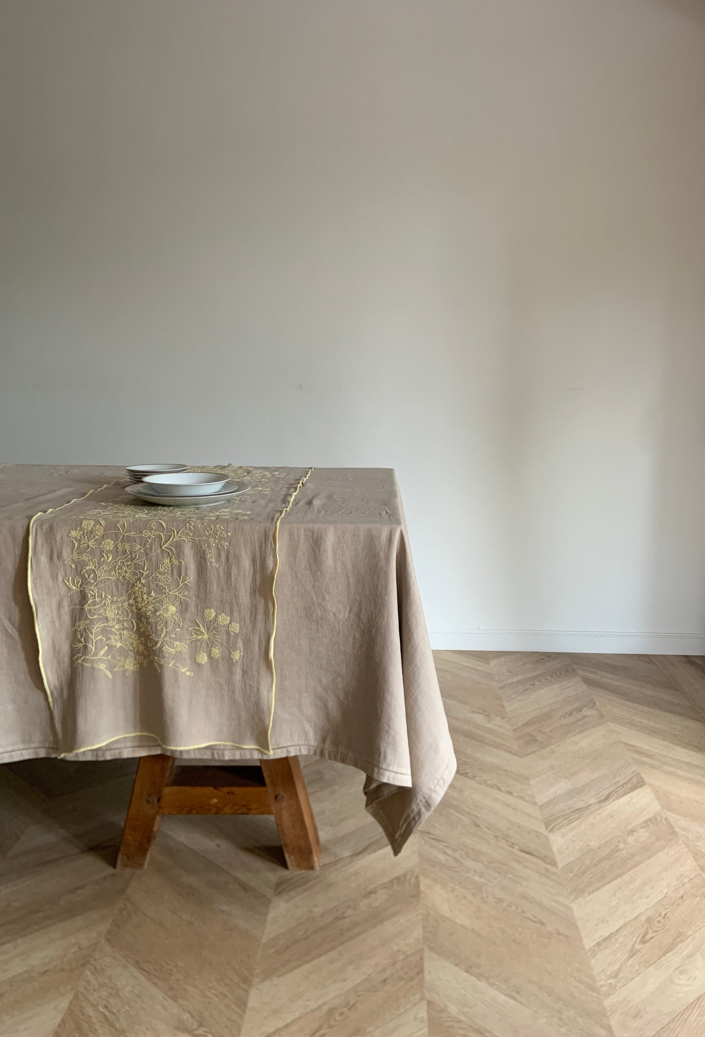 Camino Bordado · Diseño Lavándula · base Beige/Amarillo