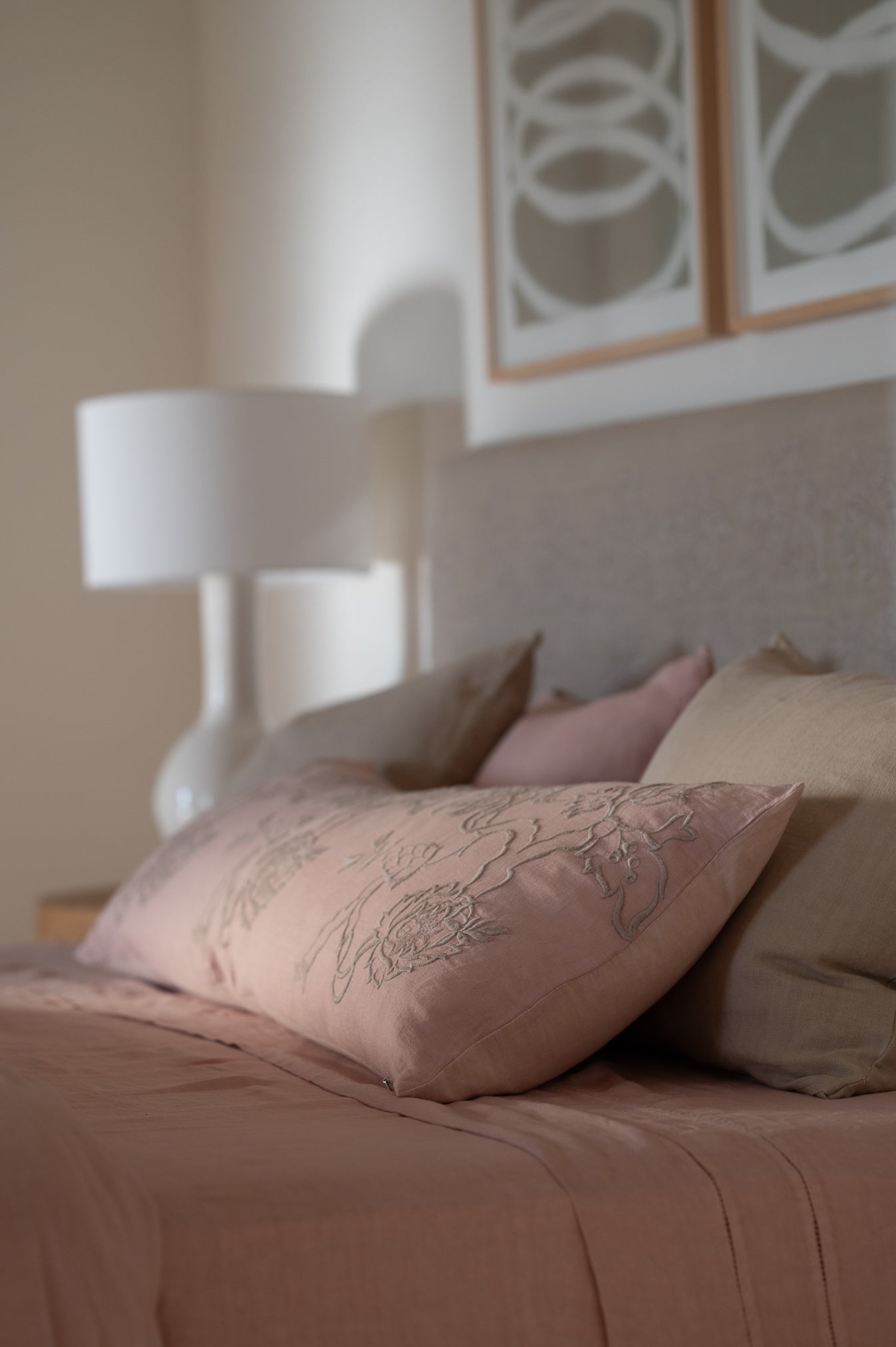 Funda de Almohada Bordada · Puro Lino Lavado · Diseño Paisley · Rosa Palo