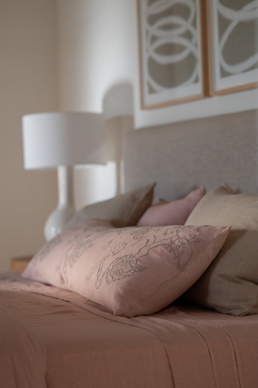 Funda de Almohada Bordada · Puro Lino Lavado · Diseño Paisley · Rosa Palo