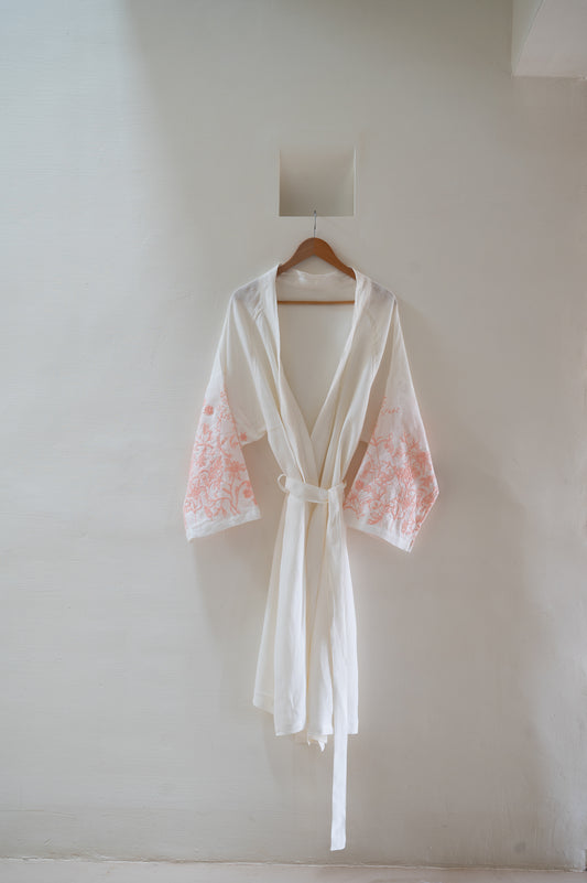 Bata Bordada · Puro Lino Lavado · Diseño Lavándula · Color Rosa