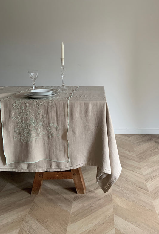 Camino Bordado · Diseño Lavándula · base Beige/Verde