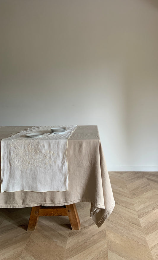 Camino Bordado · Diseño Lavándula · base Marfil/Marfil