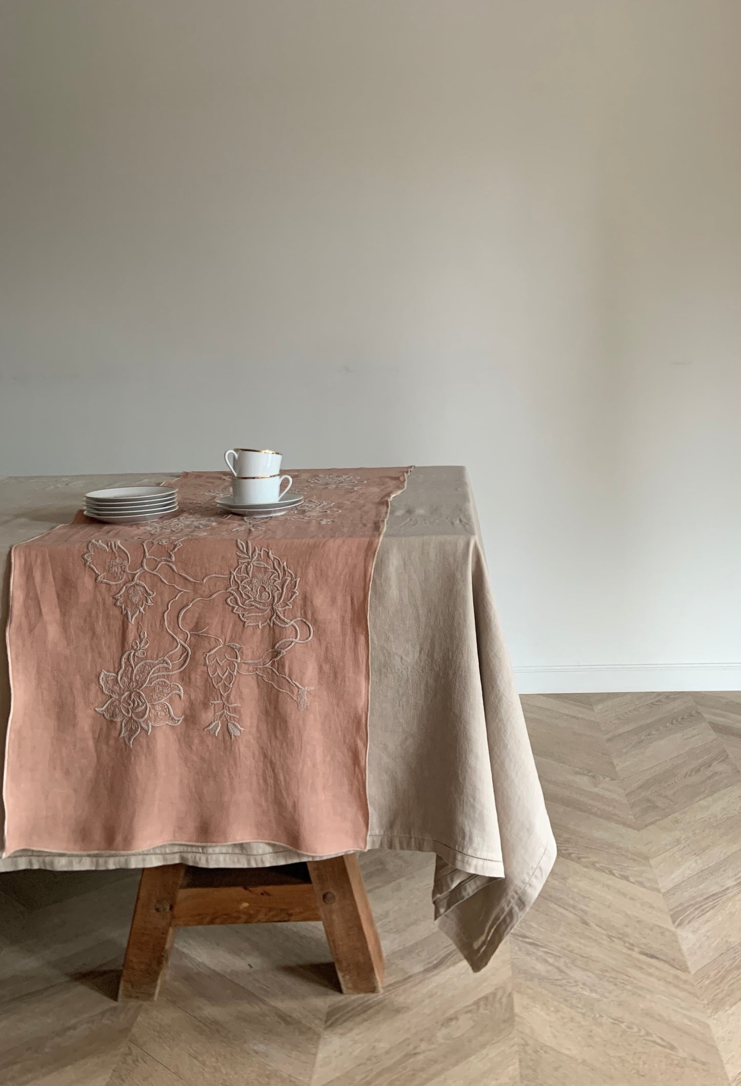 Camino Bordado · Diseño Paisley · base Rosa Tierra/Beige