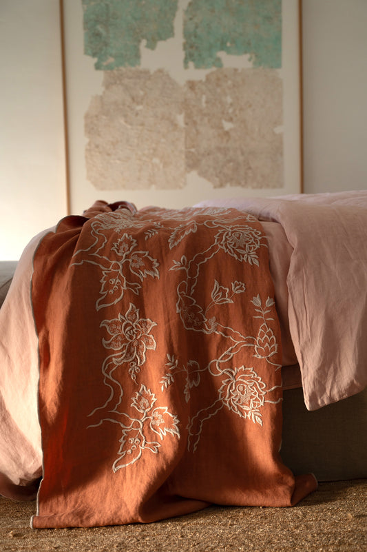 Plaid Bordado · Puro Lino Lavado · Diseño Paisley · Color siena